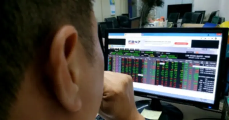 Chứng khoán Việt hồi phục ngoạn mục sau cú lao dốc đầu phiên, nhóm dầu khí bùng nổ