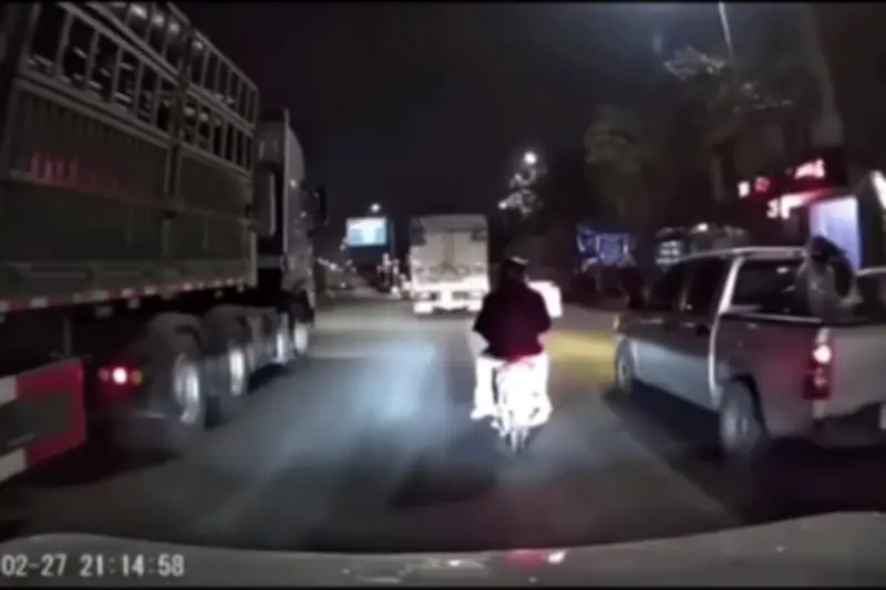 Chàng trai Thanh Hóa khổ sở vì bị nhầm là tài xế ôtô tạt đầu xe máy ở Hà Nội