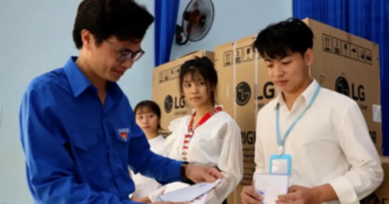 Chương trình 'Ngàn cuốn sách - vạn ước mơ' thắp sáng ước mơ học sinh vùng biên giới Quảng Ngãi