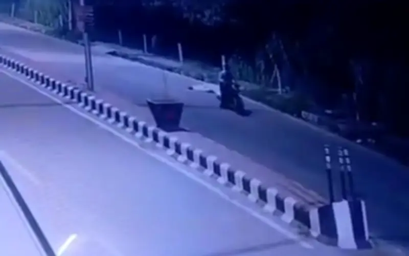 Chồng đẩy vợ ngã xe máy tử vong ở Ấn Độ: Bạo lực gia đình gây phẫn nộ