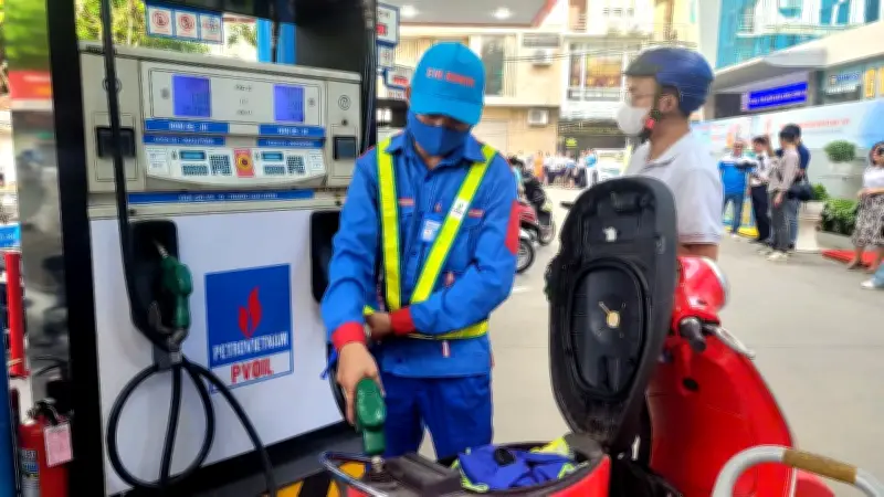 Chính phủ chi tạm ứng 8.000 tỷ đồng cho Quỹ bình ổn giá xăng dầu từ nguồn tăng thu 2025