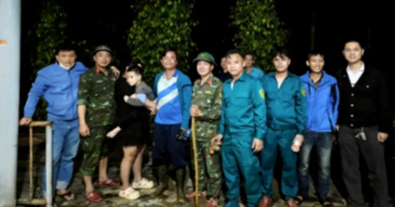 Cháu bé 5 tuổi đi lạc trên đồi núi Huế được tìm thấy an toàn sau 7 giờ tìm kiếm