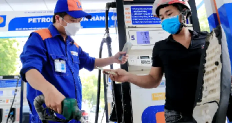 Chuyên gia kiến nghị sớm can thiệp giá xăng, quỹ bình ổn sắp cạn
