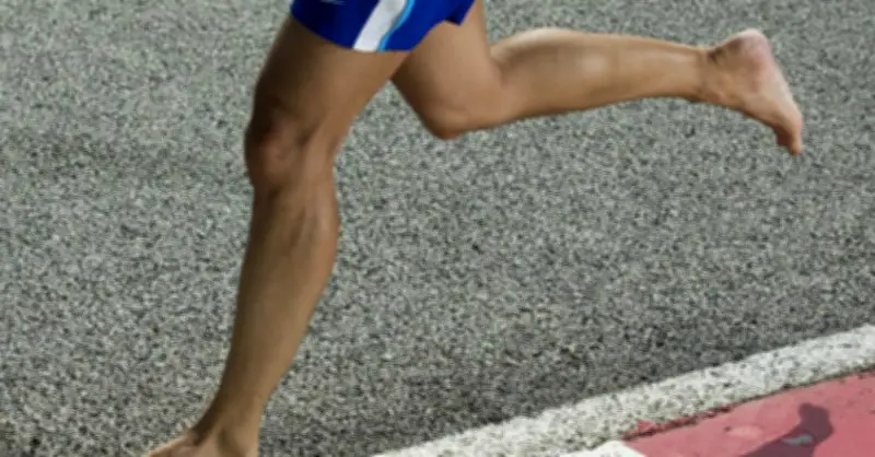 Chạy Bộ Chân Trần: Lợi Ích Sức Khỏe Hay Nguy Cơ Tiềm Ẩn Cho Cơ Thể?