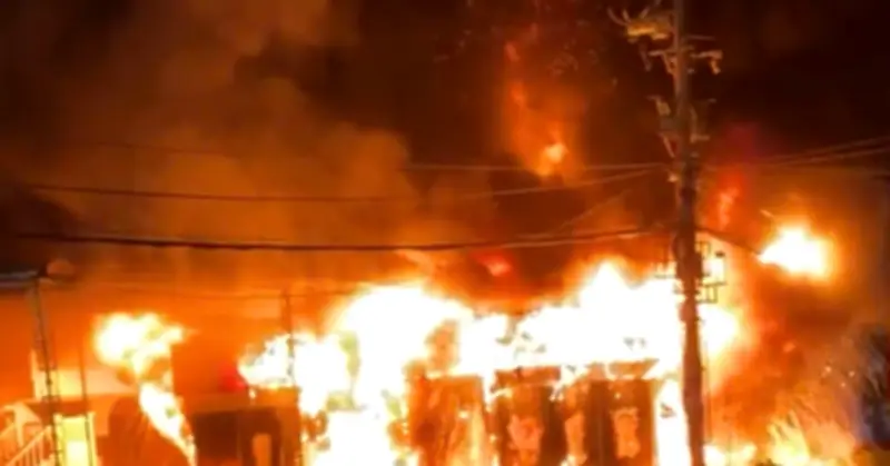 Cháy dữ dội tại cửa hàng kèm cạnh Quốc lộ 18, lửa đỏ rực bốc cao