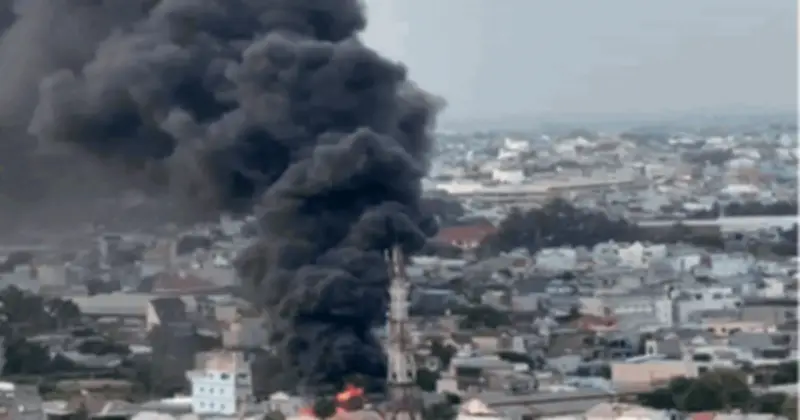 Cháy lớn bãi ni lông ở TP.HCM, cột khói đen cao hàng chục mét uy hiếp khu dân cư