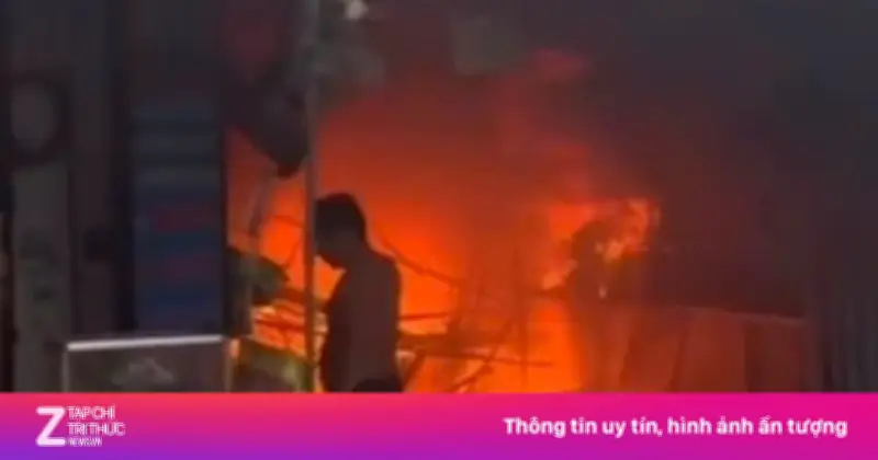 Cháy lớn cửa hàng đồ nhựa tại TP.HCM, cột khói đen cao hàng chục mét gây náo loạn khu dân cư