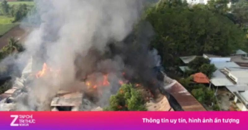 Cháy lớn kho hàng ở Đồng Nai, cột khói đen dày đặc, người dân hoảng loạn di tản