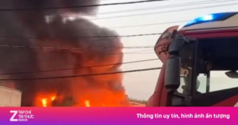 Cháy lớn kèm tiếng nổ tại nhà xưởng công ty ở TP.HCM, hóa chất bốc cháy dữ dội