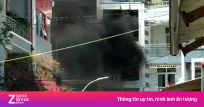 Cháy lớn nhà 4 tầng giữa trung tâm Nha Trang, hai người thoát nạn, tài sản thiêu rụi