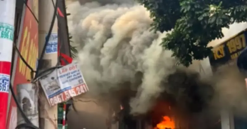 Cháy lớn tại cơ sở phế liệu ở Hà Nội, hai nhà liền kề bị ảnh hưởng