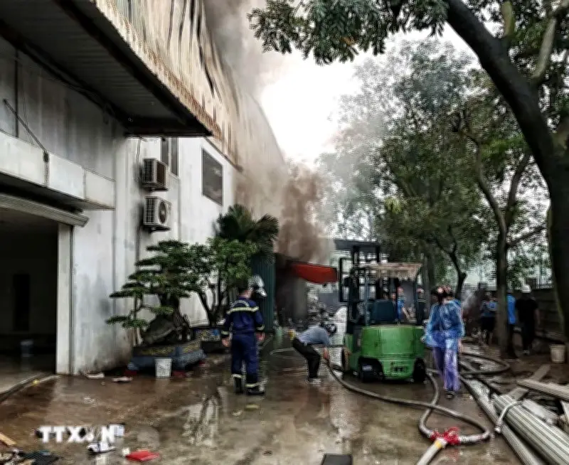 Cháy lớn tại công ty cơ khí ở Bắc Ninh, lực lượng cứu hỏa khẩn trương ứng phó