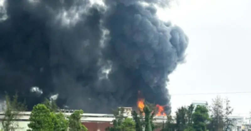 Cháy lớn tại nhà xưởng ở phường Thượng Hồng, khói đen cuồn cuộn bao phủ bầu trời