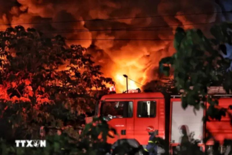 Cháy lớn tại xưởng gỗ gần Bệnh viện K Tân Triều, Hà Nội trong đêm