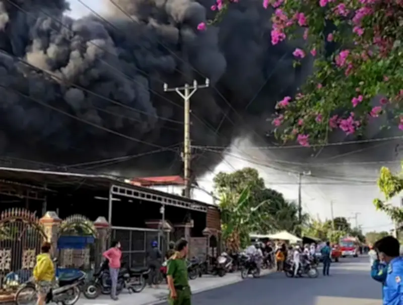 Cháy lớn tại xưởng tập kết mút ở TPHCM, lửa bùng phát hai lần trong ba ngày