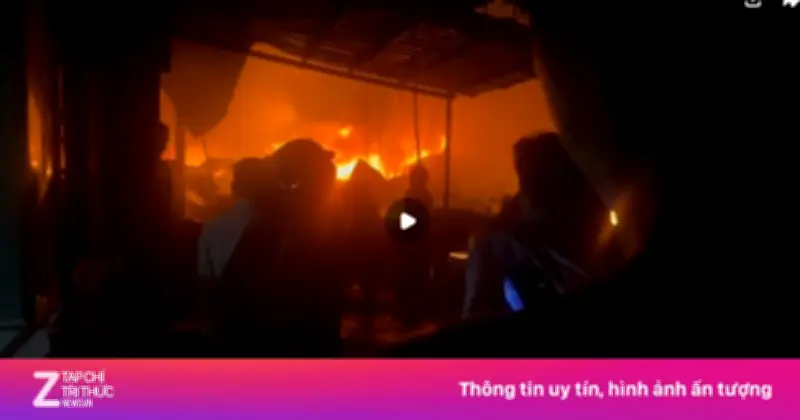 Cháy lớn ven sông Vàm Đầm, Cà Mau: Hơn 10 căn nhà bị thiêu rụi trong đêm