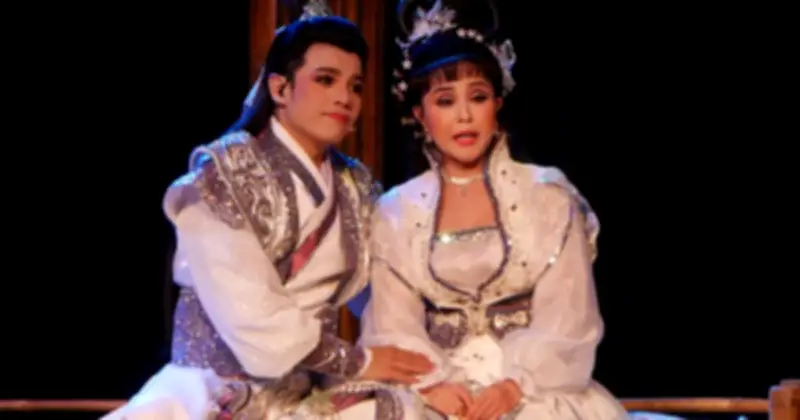 Cải lương Tết Sài Gòn: Sân khấu rực rỡ, nghệ sĩ 'lột xác' với tuồng xuân