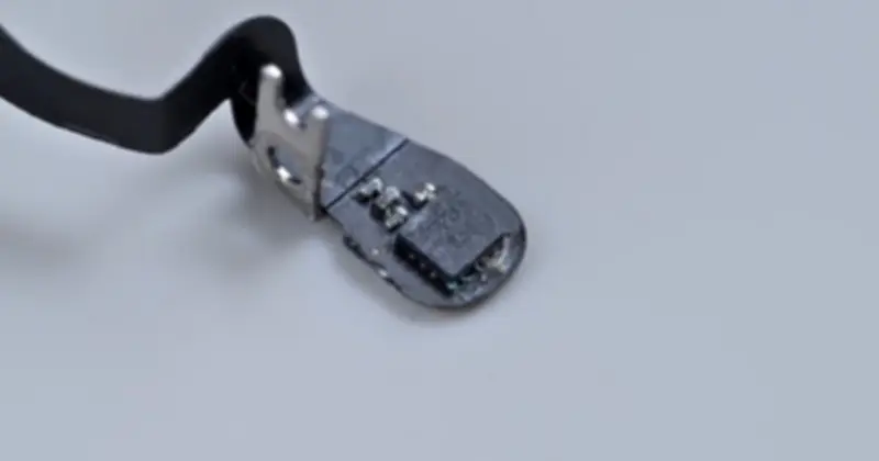 Cảm biến góc nắp MacBook Pro bị ẩm: Nguyên nhân khiến máy không thức dậy khi dùng pin