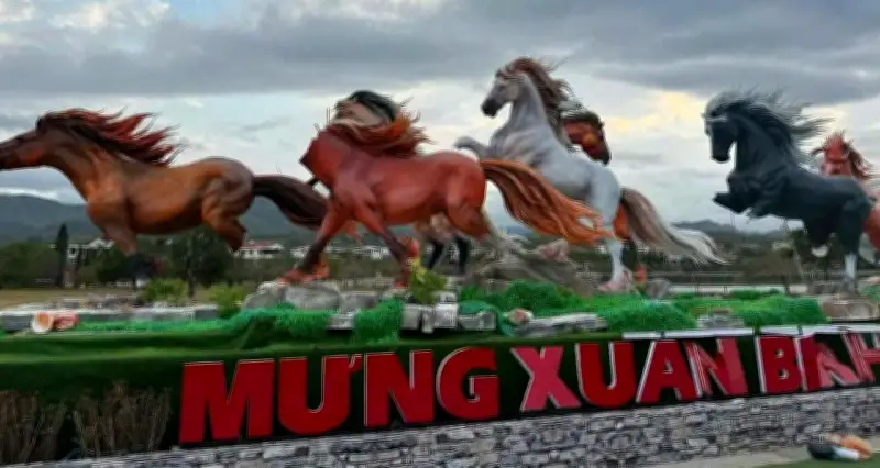 Cụm linh vật ngựa 'Mã đáo thành công' ở Quảng Trị bị phá hoại nghiêm trọng