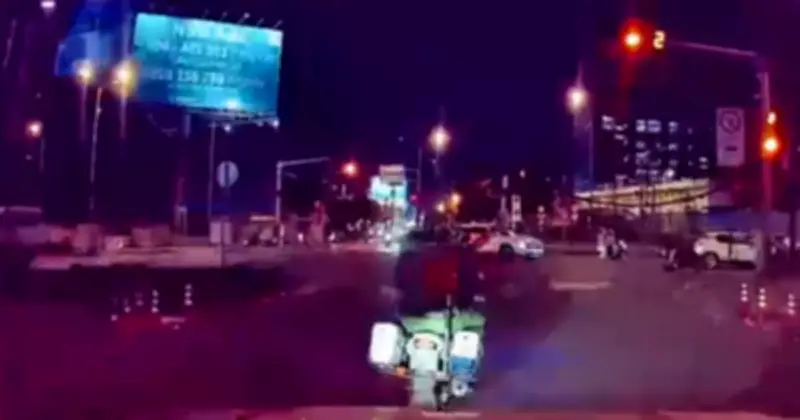 Cảm động cảnh công an TP.HCM dùng xe ưu tiên dẫn đường cứu người bị tai biến