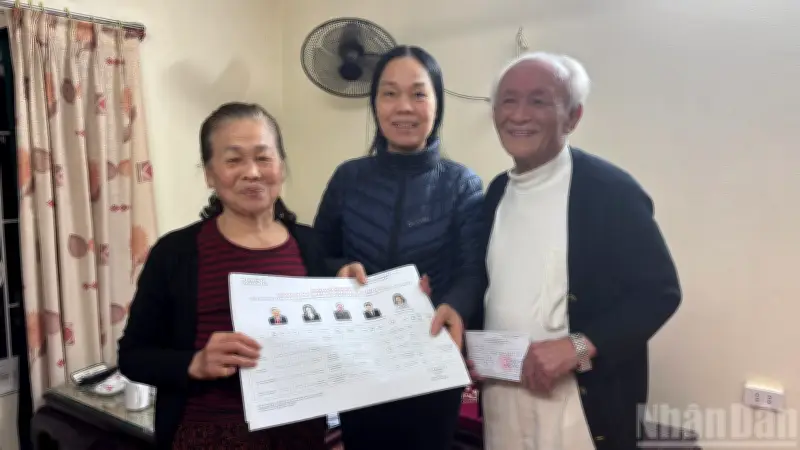 Cán bộ cếp thời gian, đến tận nhà phát thẻ cử tri chuẩn bị cho ngày bầu cử