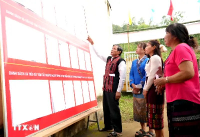 Cán bộ vượt sông thác chuẩn bị bầu cử, cử tri sớm thực hiện quyền công dân