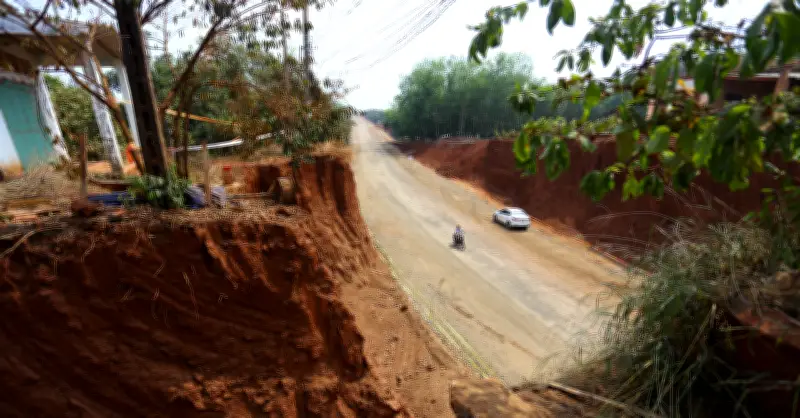 Cận cảnh 8 căn nhà chênh vênh trên vách đất sau khi hạ cột đường gần 10m