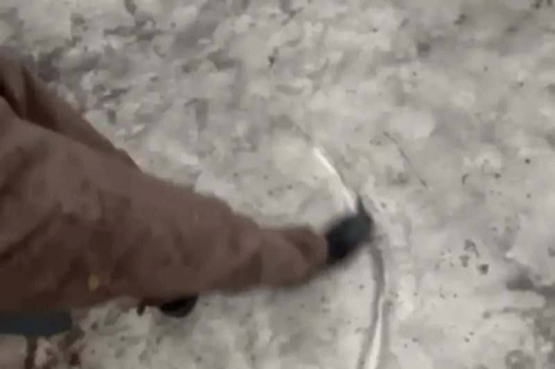 Cận cảnh 'mưa đen' gây sốc ở thủ đô Iran sau các cuộc không kích