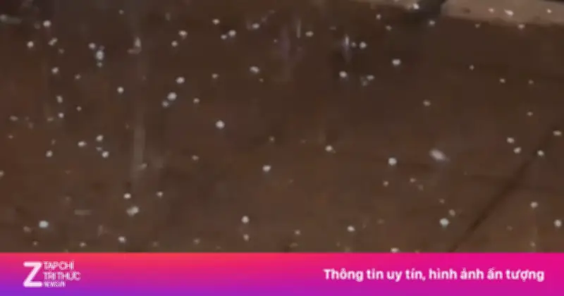 Cận cảnh mưa đá xối xả trút xuống Hà Nội, người dân bất ngờ