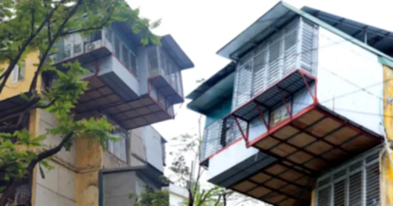 Căn nhà 'tổ chim' lơ lửng giữa khu tập thể cũ ở Hà Nội gây lo ngại an toàn