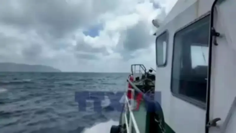 Côn Đảo: Vận chuyển hòm phiếu ra đảo xa trong thời tiết khắc nghiệt