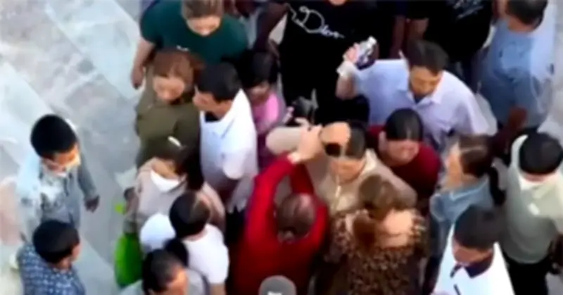 Cần Thơ: Clip nghi dàn cảnh giật dây chuyền du khách tại Liên Hoa Bảo Tháp gây phẫn nộ