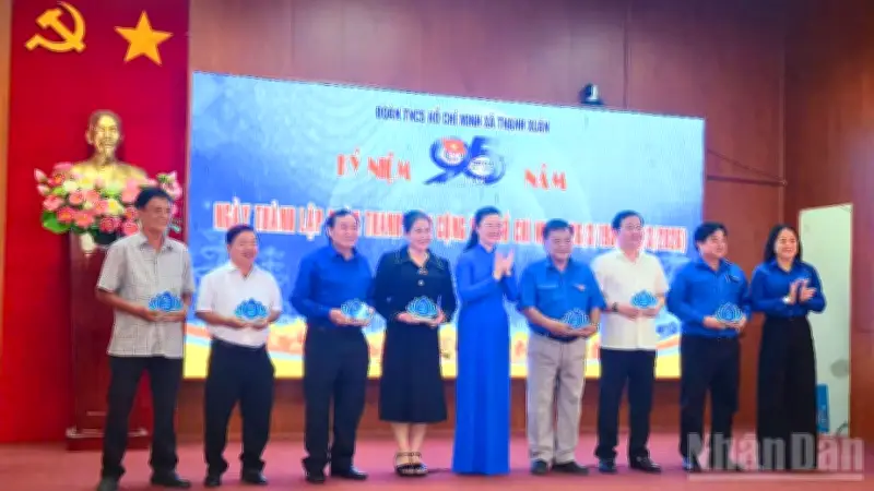 Cần Thơ: Thành Đoàn trao tặng 10 bộ máy tính hỗ trợ chuyển đổi số giáo dục