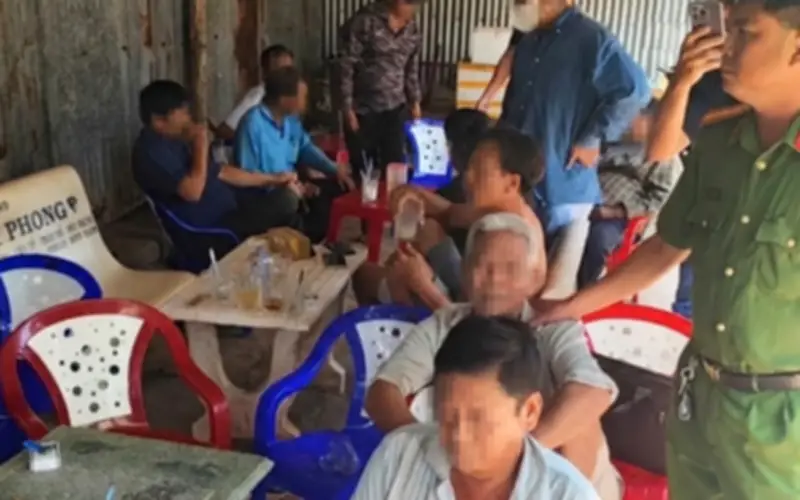 Công An Cần Thơ Bắt Quả Tang 14 Đối Tượng Cá Cược Đá Gà Trực Tuyến