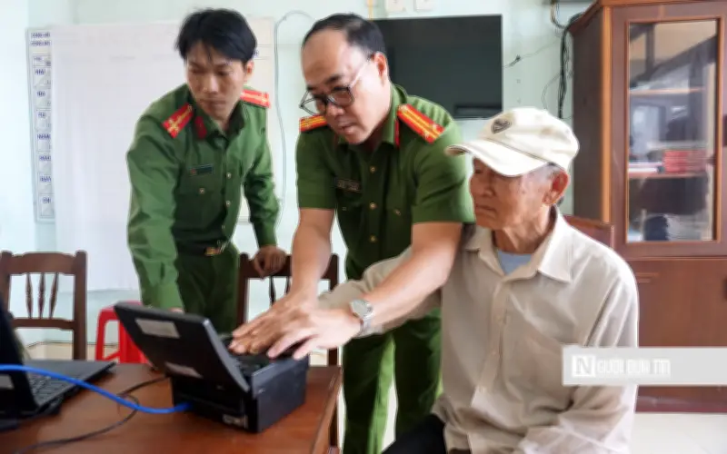 Công an Gia Lai ra đảo Nhơn Châu hỗ trợ dân làm căn cước và kích hoạt VNeID