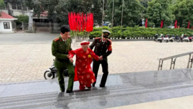 Công an Hà Nội hỗ trợ cử tri cao tuổi, bảo đảm an ninh trật tự ngày bầu cử