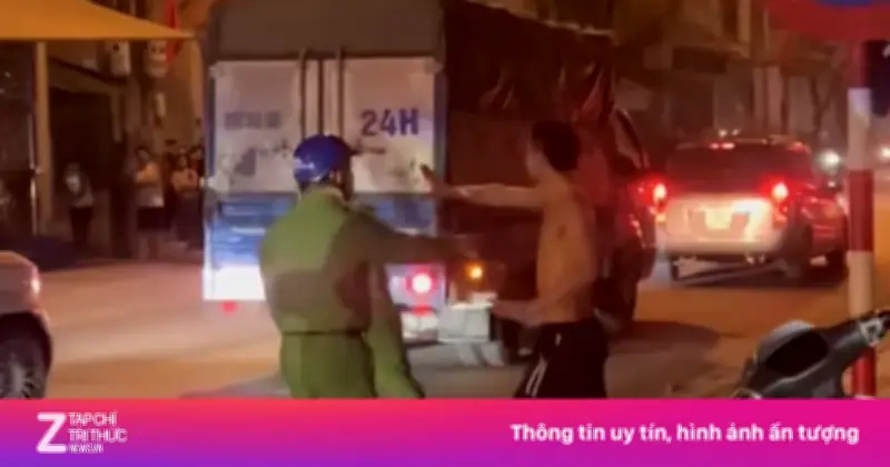 Công An Hà Nội Khống Chế Thanh Niên Cầm Dao Đe Dọa Người Đi Đường