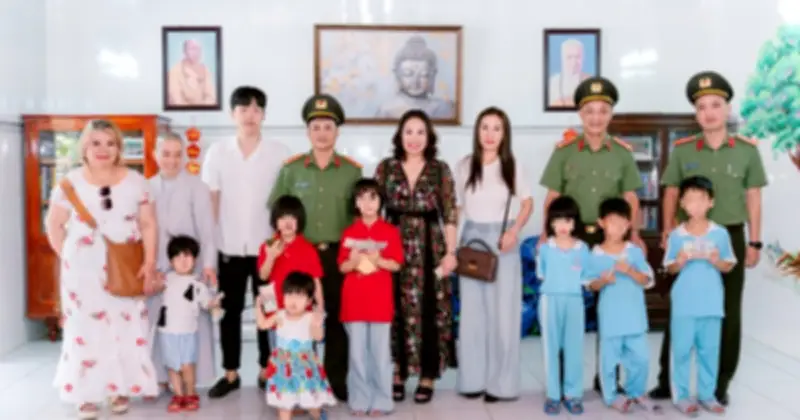 Công an Huế phối hợp trao 900 phần quà cho người khó khăn, khiếm thị và trẻ mồ côi