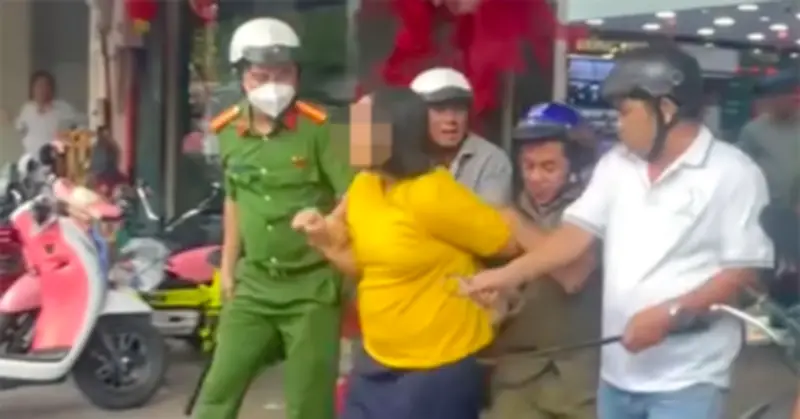 Công an khống chế phụ nữ cầm dao tấn công tiệm vàng ở TP.HCM