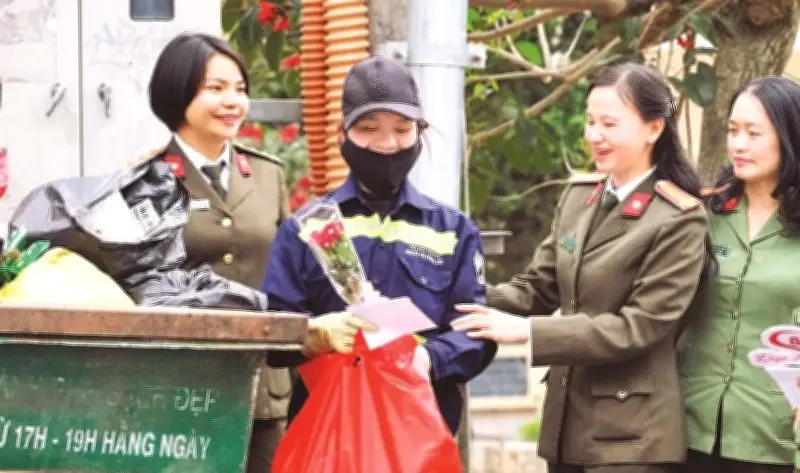 Công an Lâm Đồng trao quà cho nữ công nhân môi trường nhân dịp 8/3