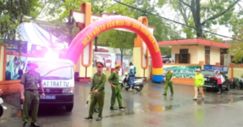 Công an Quảng Trị vượt nắng thắng mưa đảm bảo an ninh cho ngày hội tư vấn mùa thi