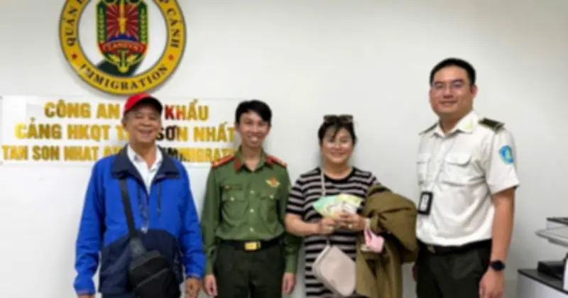 Công an Tân Sơn Nhất trả lại hàng tỉ đồng tài sản thất lạc cho hành khách