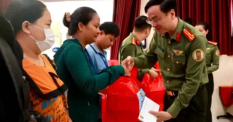 Công an Tân Sơn Nhất trao quà động viên bệnh nhi ung thư tại Bệnh viện Nhi đồng 1