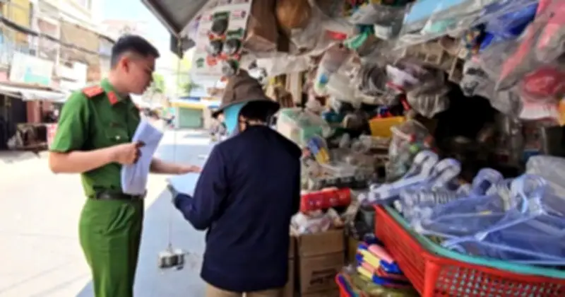 Công an TP.HCM ra quân dẹp 'chợ gà' tự phát gây ô nhiễm tại hẻm Thạnh Mỹ Tây