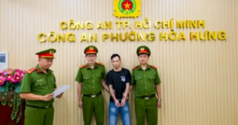 Công an TP.HCM tạm giữ nghi phạm dùng ghế nhựa hành hung tài xế công nghệ