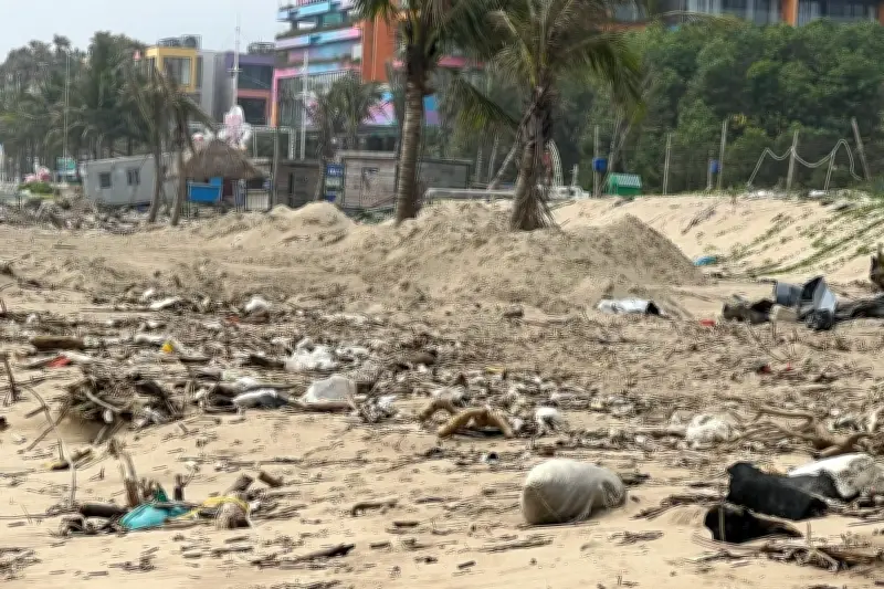 Công an triệu tập 3 người trong vụ đổ cát tàn rác xuống biển tại Thanh Hóa