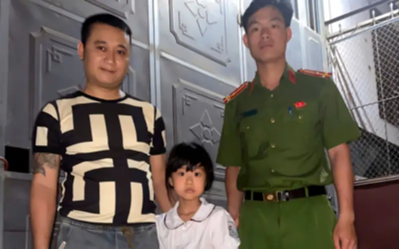Công an xã Phú Nghĩa giúp cháu bé đi lạc trở về với gia đình an toàn