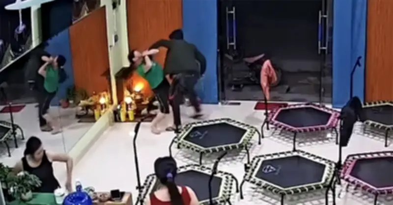 Công an xác minh clip nam thanh niên bịt mắt vào phòng tập giật dây chuyền phụ nữ