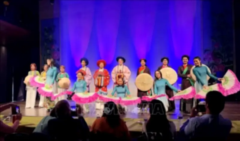 Cộng đồng Việt tại Bỉ đón xuân với phiên chợ Tết và trình diễn áo dài ba miền