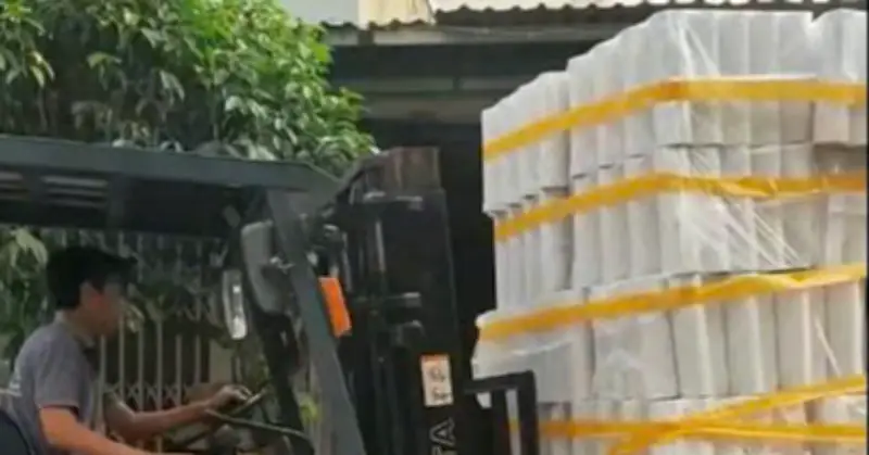 Công nhân dùng xe nâng đi đòi tài sản, xưởng giấy cháy dữ dội